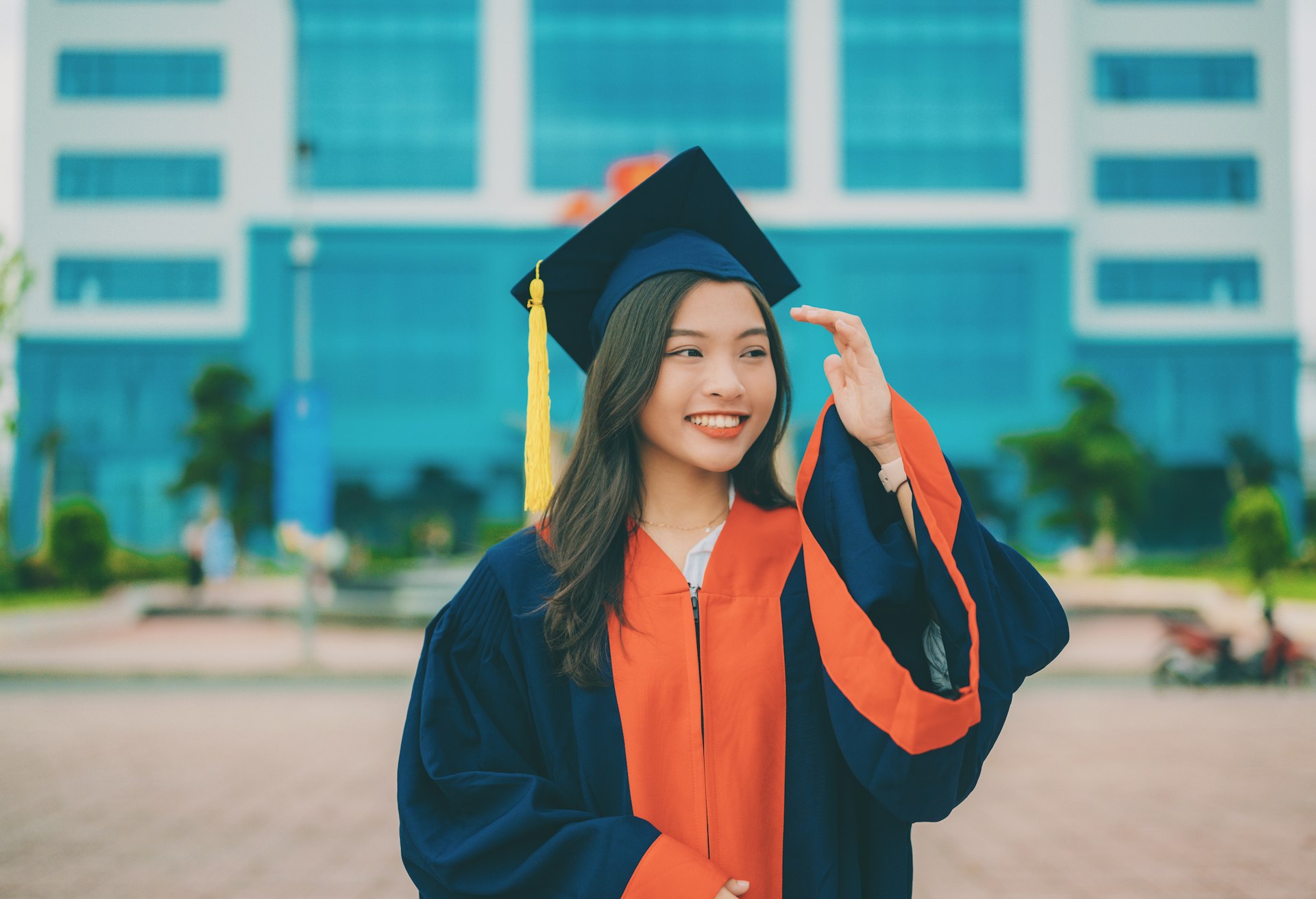 Step-by-Step Guide: How to Earn a Degree in Finance and Launch Your Career